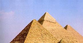 ケオプスのピラミッドを作成したのは誰で、もしバラの肘掛け椅子に置かれたエジプトのピラミッド