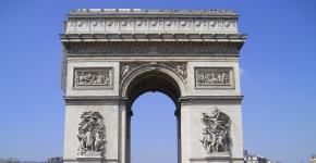 凱旋門はフランス軍の乗り越えられない象徴です。